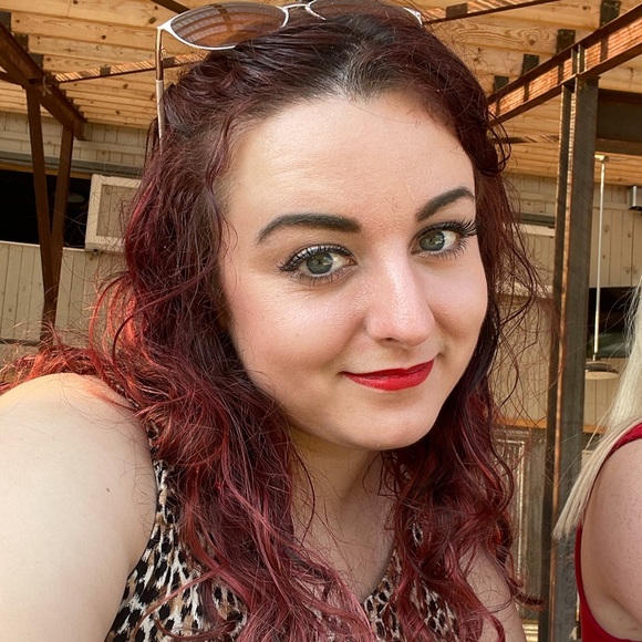 Meet your Posher, Jenn - Picture 1 of 1